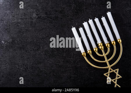 Jewish Hanukkah menorah su sfondo nero. Spazio di copia Foto Stock