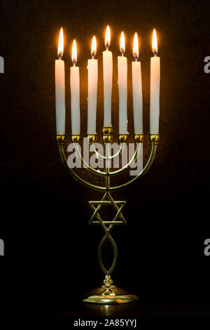 Jewish Hanukkah menorah su sfondo nero. Foto Stock