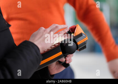 Mano sul pannello di comando elettronico per equipaggiamento speciale Foto Stock