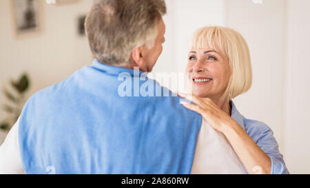 Felice coppia senior dancing e sorridente a ciascun altro Foto Stock