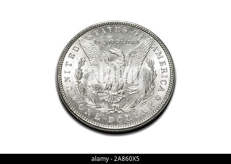 Close-up di AU Morgan Silver Dollar che mostra la retromarcia (CODE) i lati. Essi sono stati progettati da George T. Morgan. Foto Stock