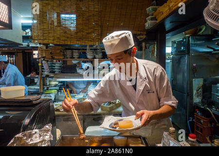 Kyoto, Giappone - Ottobre 29th, 2019: Chef cucinare all'interno di un Izakaya, una sorta di lavoro dopo un pranzo informale posto. Foto Stock