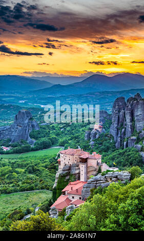 I monasteri di Roussanou e San Nicola Anapafsas a Meteora in Grecia Foto Stock
