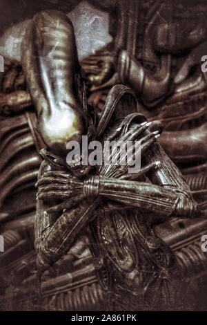 Un commercialmente disponibile modello della creatura dalla science fiction film horror Alien, progettato dallo svizzero surealist artista Giger. Foto Stock