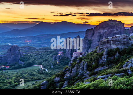 I monasteri di Roussanou, San Nicola Anapafsas e la trasfigurazione di Cristo a Meteora in Grecia Foto Stock