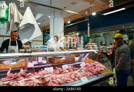 Un negozio di macellaio all'interno del Mercato Centrale di San Lorenzo nel centro della città di Firenze con i macellai e i clienti, Toscana, Italia Foto Stock