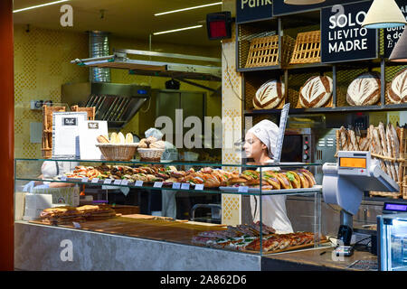 Un contatore di un panificio con pane, pizze e focacce visualizzati a San Lorenzo Mercato centrale nel centro storico di Firenze, Toscana, Italia Foto Stock