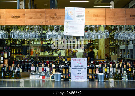 Contatore di una cantina con una vasta selezione di vini toscani a San Lorenzo Mercato centrale nel centro storico di Firenze, Toscana, Italia Foto Stock