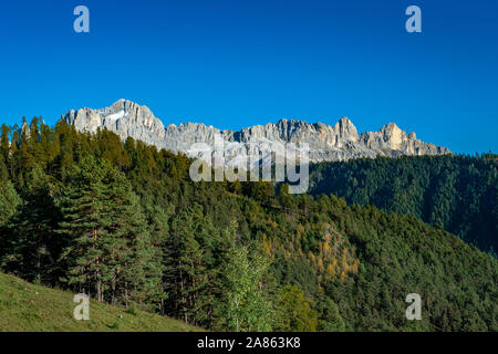 Vista panoramica del Catinaccio alpino gruppo di montagna vicino a livelli in Alto Adige su una bella chiara e luminosa giornata autunnale in Italia Foto Stock