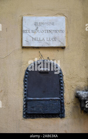 Close-up di una vecchia scatola di alms sulla parete esterna di un edificio religioso nel centro storico di Firenze, Toscana, Italia Foto Stock
