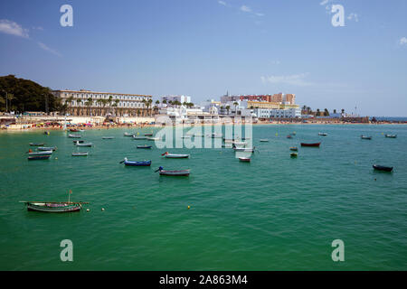 Veduta dello skyline della città e Playa La Caleta Beach dal Castillo de Santa Catalina, Cadice, Andalusia, Spagna, Europa Foto Stock