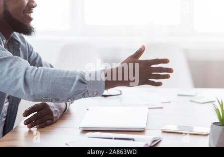 Imprenditore nero dando la mano per stretta di mano propone partnership Foto Stock