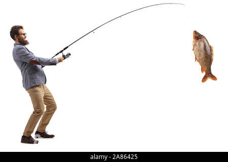 Lunghezza piena ripresa del profilo di un uomo barbuto recuperando un grande pesce isolato su sfondo bianco Foto Stock