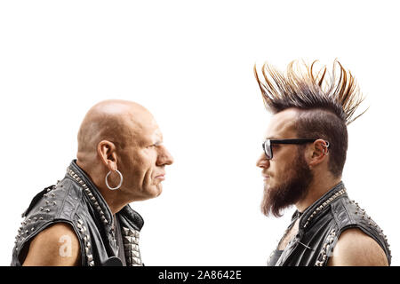 Giovani punker con un mohawk e un vecchio calvo punker guardando ogni altri isolati su sfondo bianco Foto Stock