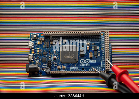 A causa Arduino visualizzati sul ponticello sfondo con sonde di misurazione. Foto Stock