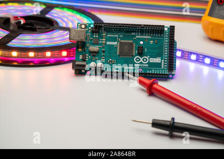 Arduino Mega2560 visualizzata con una striscia di LED, multimetro e il ponticello dello sfondo. Foto Stock