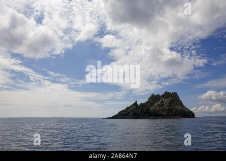 Passando in acque costiere di Gull Rock, off nsiano Testa, Veryan, Cornwall, Regno Unito Foto Stock