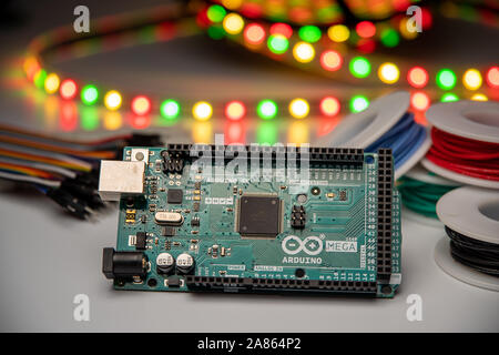 Arduino Mega2560 visualizzato con il filo di collegamento, striscia di LED, breadboard, e fili a ponticello. Foto Stock