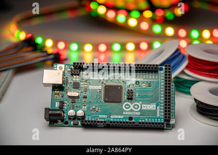 Arduino Mega2560 visualizzato con il filo di collegamento, striscia di LED, breadboard, e fili a ponticello. Foto Stock