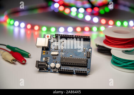 Arduino Onu visualizzata con una striscia di LED, cavi morsetto a coccodrillo e collegare il filo. Foto Stock