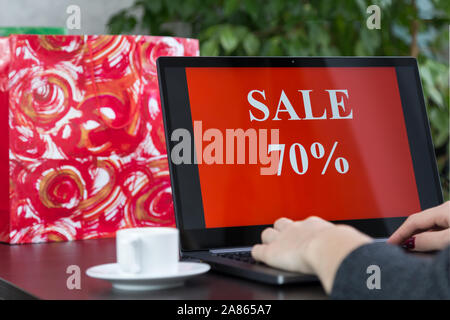 Ragazza fa acquisti su internet in ambienti interni Foto Stock