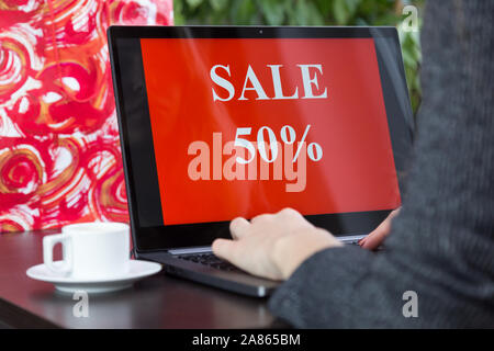 Ragazza fa acquisti su internet in ambienti interni Foto Stock