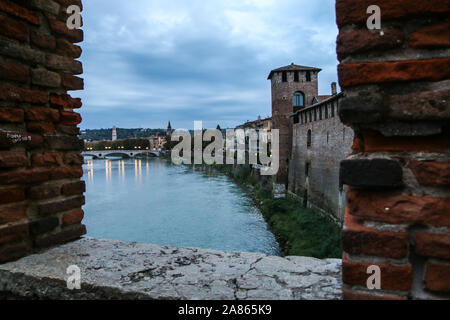 L'immagine dal centro della città antica di Verona in Italia. Le vecchie case storiche dal fiume. Foto Stock