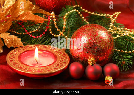 Natale decorazione rosso. Palle di vetro e candela Foto Stock