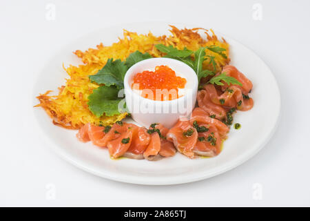 frittelle di patate, pesce di salmone e caviale rosso Foto Stock