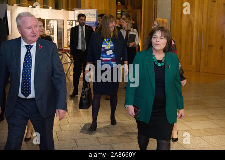 Edinburgh, Regno Unito. 6 novembre 2019. Nella foto: (sinistra) Alex Neil MSP, (destra) Jeane Freeman - Partito nazionale scozzese (SNP) Gabinetto del Ministro della sanità. Visto nel parlamento scozzese dopo la decisione del tempo. Credito: Colin Fisher/Alamy Live News Foto Stock