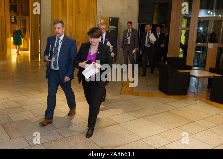 Edinburgh, Regno Unito. 6 novembre 2019. Nella foto: (sinistra) Finlay Carson MSP - Ambiente naturale e l'economia digitale, (destra) Ruth Davidson MSP - ex leader di trhe conservatore scozzese e il Partito Unionista. Visto nel parlamento scozzese dopo la decisione del tempo. Credito: Colin Fisher/Alamy Live News Foto Stock