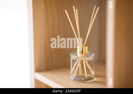 Aroma diffusore reed sul ripiano di legno Foto Stock