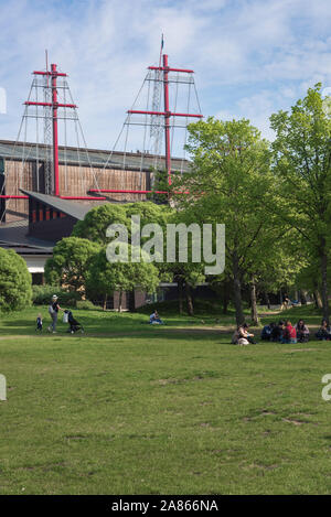 Park Stockholm, vista del Galarparken sull Isola Djurgarden con il Vasamuseet (Museo Vasa) edificio di distanza, Stoccolma, Svezia. Foto Stock