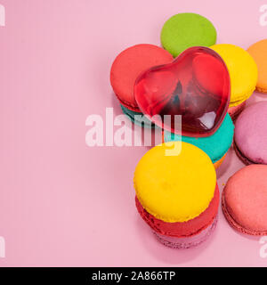 Amaretti multicolore su sfondo rosa. Dolce e colorata amaretti francese Foto Stock