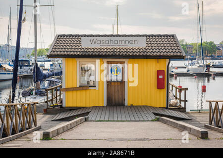 Porto di Stoccolma, vista in estate di un colorato harbourmaster cabina Wasahamnen marina quayside, Djurgarden, centrale di Stoccolma, Svezia. Foto Stock