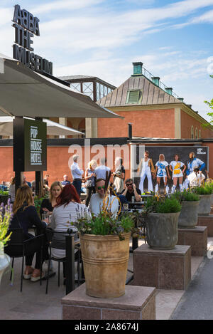 ABBA a Stoccolma, vista in estate di persone seduti sulla terrazza del caffè all'ingresso del museo ABBA a Stoccolma, Svezia. Foto Stock