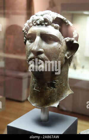 Testa in bronzo di una statua dell'imperatore romano Adriano presso il British Museum di Londra, Regno Unito Foto Stock
