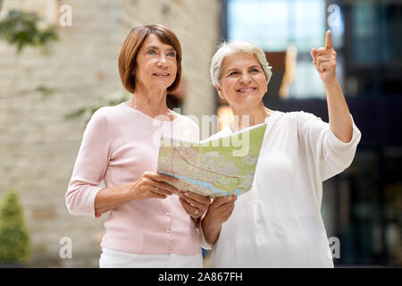 Le donne anziane con mappa della città sulla strada di Tallinn Foto Stock