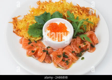 frittelle di patate, pesce di salmone e caviale rosso Foto Stock