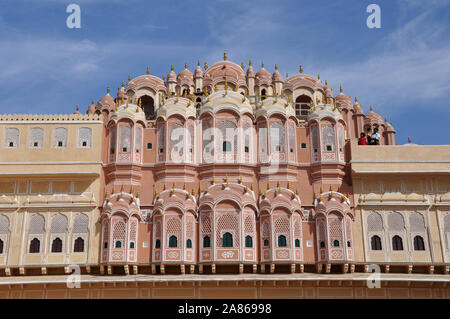 Jaipur, India - 2 Marzo 2010: Hawa Mahal il palazzo dei venti, un complesso di palazzo del maharaja di Jaipur, costruito con arenaria rosa a Jaipur, Rajas Foto Stock