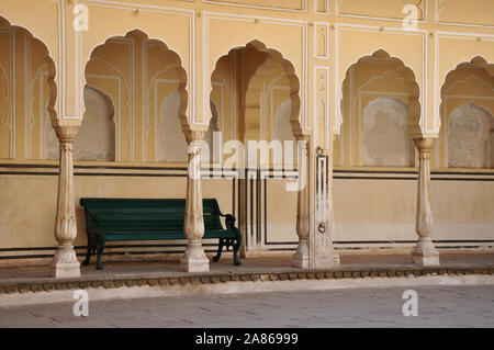 Hawa Mahal il palazzo dei venti, un complesso di palazzo del maharaja di Jaipur, costruito con arenaria rosa a Jaipur, Rajasthan, India. Foto Stock