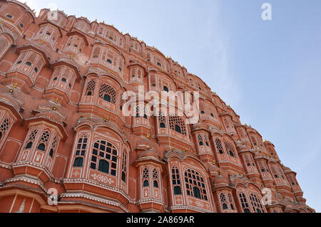 Hawa Mahal il palazzo dei venti, un complesso di palazzo del maharaja di Jaipur, costruito con arenaria rosa a Jaipur, Rajasthan, India. Foto Stock