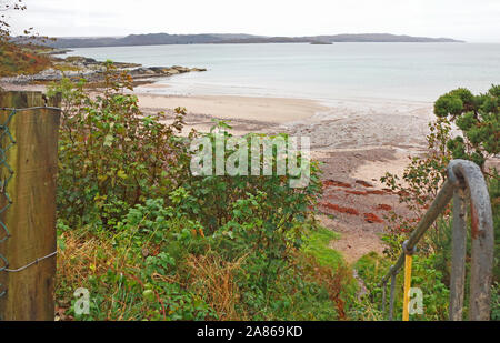 Una vista che si affaccia sul mare e Loch Gairloch dalla costa a Gairloch, Wester Ross, Scotland, Regno Unito, Europa. Foto Stock