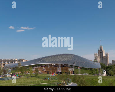 Mosca, Russia - agosto, 09 2017: Zaryadye Park parco urbano situato nei pressi di Piazza Rossa di Mosca, Russia. Foto Stock