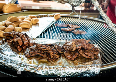 Barbecue tradizionale barbecue sul mercato di Natale in Germania in Europa Foto Stock