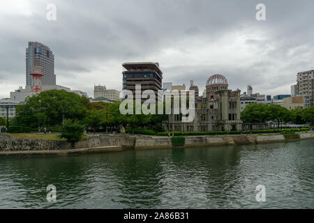 Pace di Hiroshima commemorativo (cupola di Genbaku) in un giorno di pioggia Foto Stock
