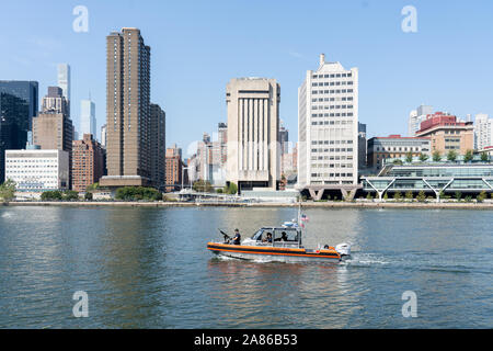 Stati Uniti La guardia costiera della barca su East River, NYC Foto Stock