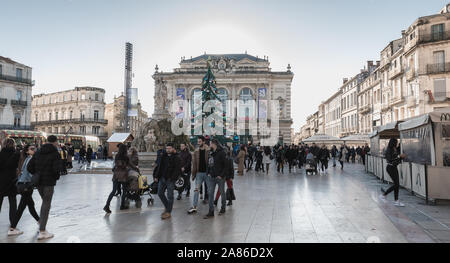 Montpellier, Francia - 2 Gennaio 2019: atmosfera di strada di fronte al Montpellier Opera Orchestra Montpellier Occitanie decorato per il Natale sul Foto Stock