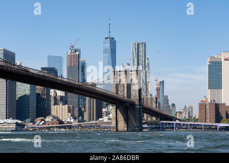 Ponte di Brooklyn e la parte inferiore dello Skyline di Manhattan Foto Stock