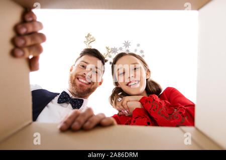 Coppia felice natale apertura confezione regalo Foto Stock